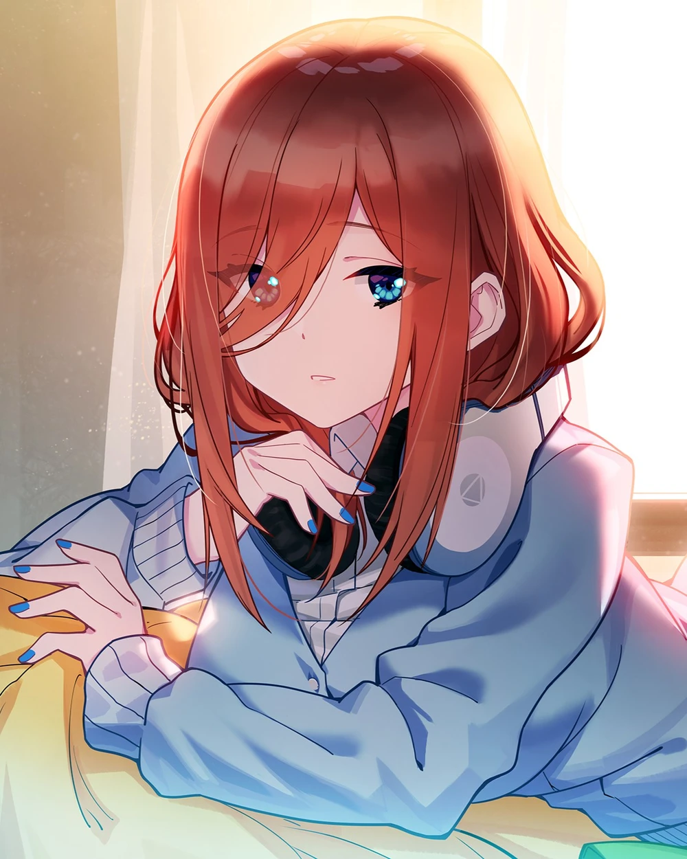 hình ảnh miku nakano đeo tai nghe 