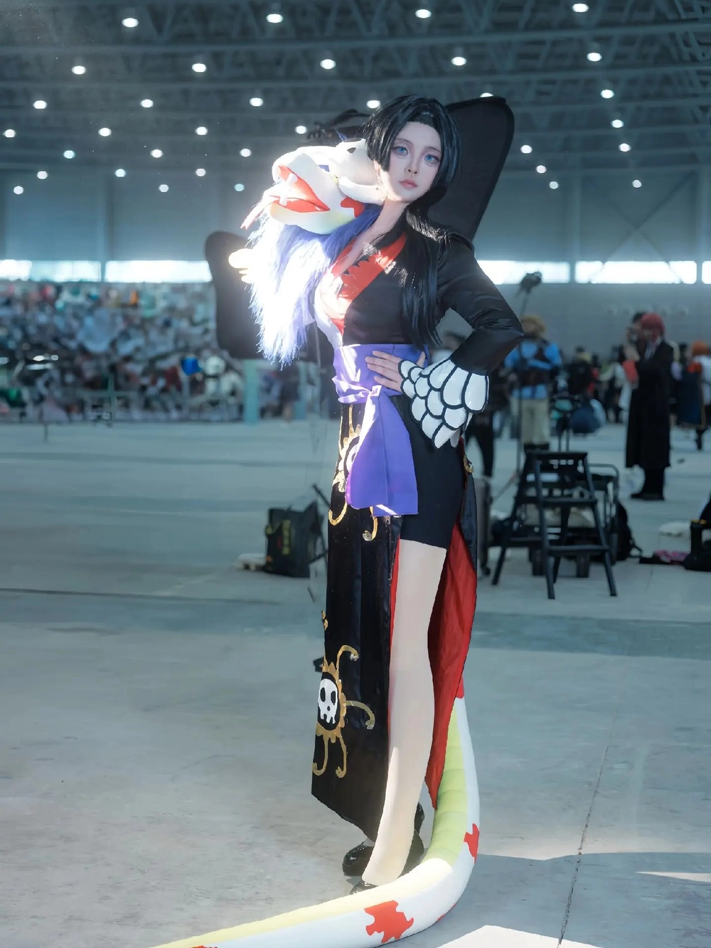 boa hancock cosplay ngoài trời 