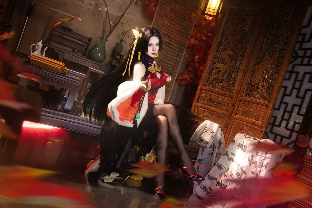 ảnh cosplay boa hancock tạo dáng 