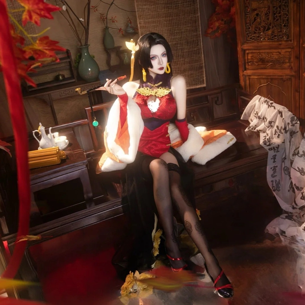 cosplay boa hancock với bikini đỏ 