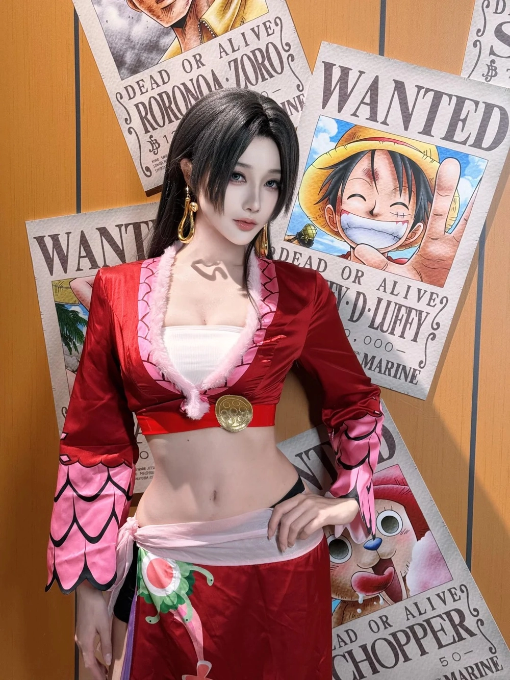 boa cosplay tạo dáng quyền lực 