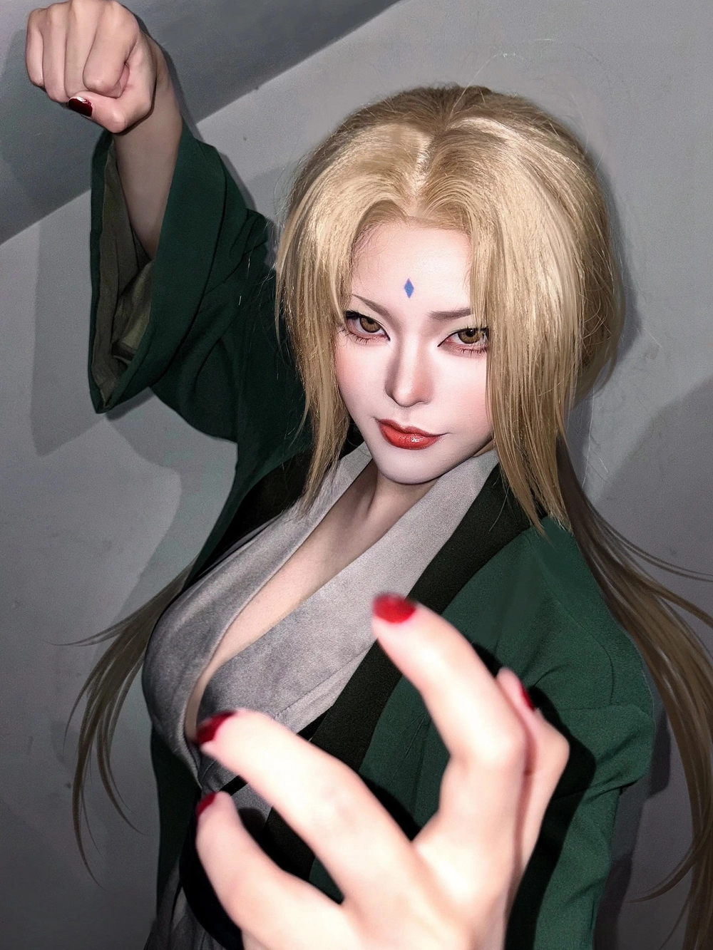 naruto cosplay tsunade mạnh mẽ 