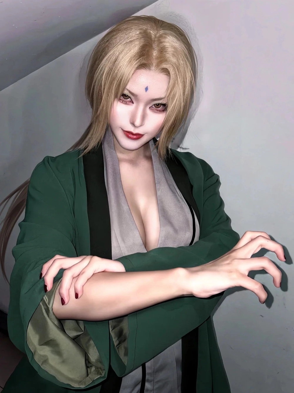 anime cosplay tsunade mạnh mẽ 