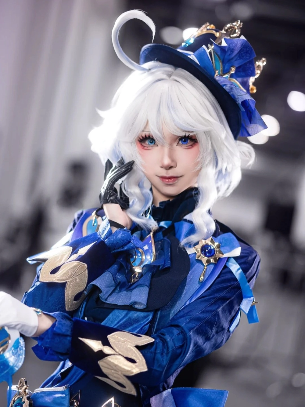hình cosplay furina phong cách cổ tích 