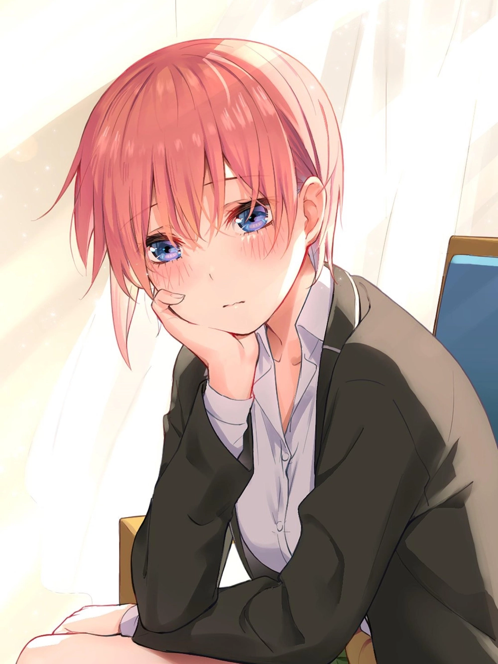 ảnh ichika nakano tạo dáng ngại ngùng 