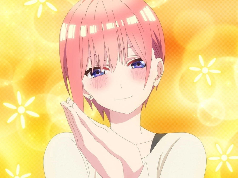 hình anime ichika nakano nghiêng đầu cười 