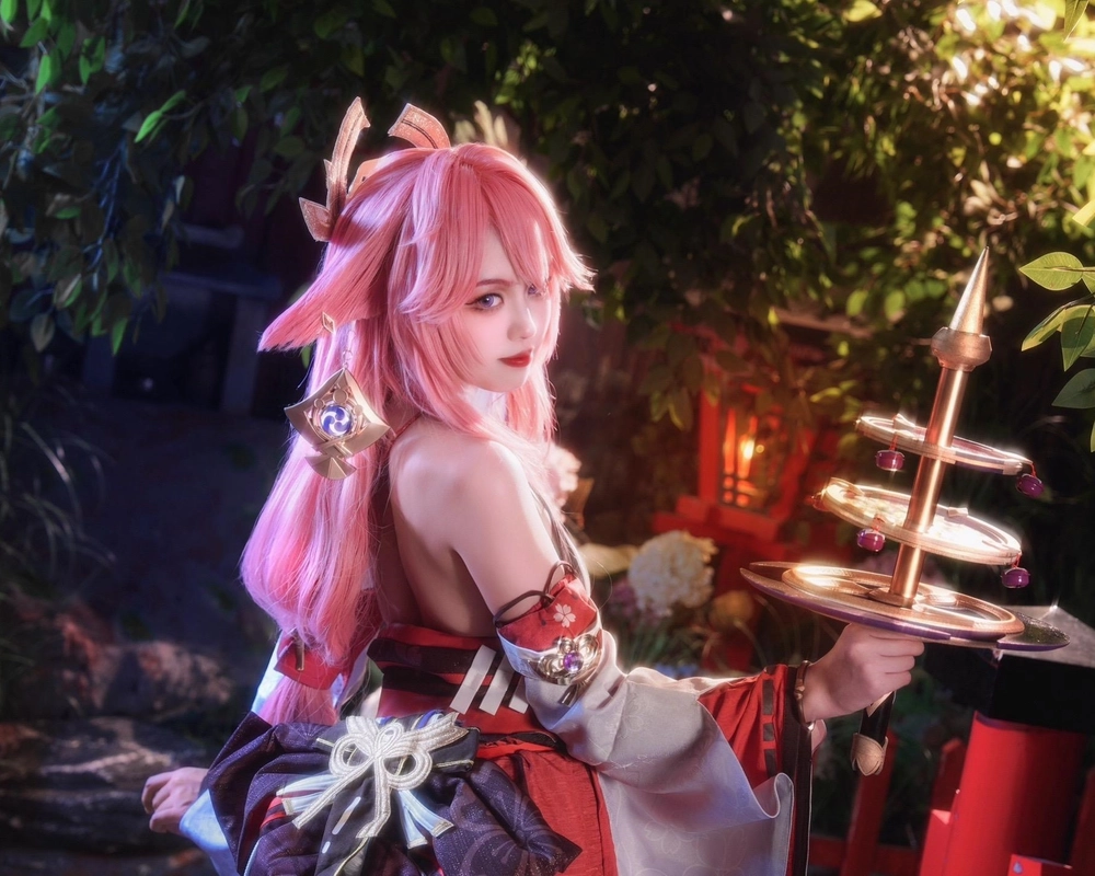 yae miko maid cosplay dễ thương 