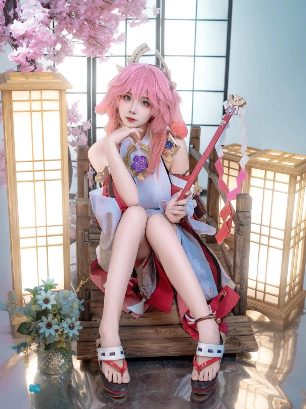 ảnh cosplay Yae Miko tone hồng ngọt ngào 