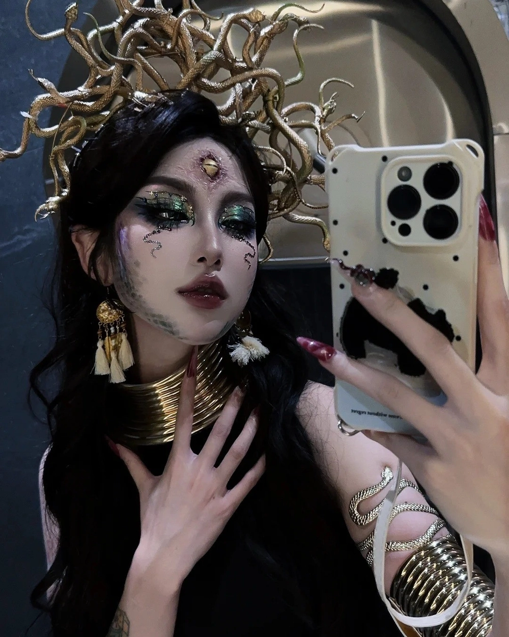 cosplay ma nữ trắng tóc đen 