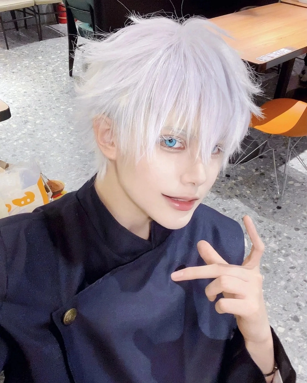 gojo cosplay từ anime jujutsu kaisen 