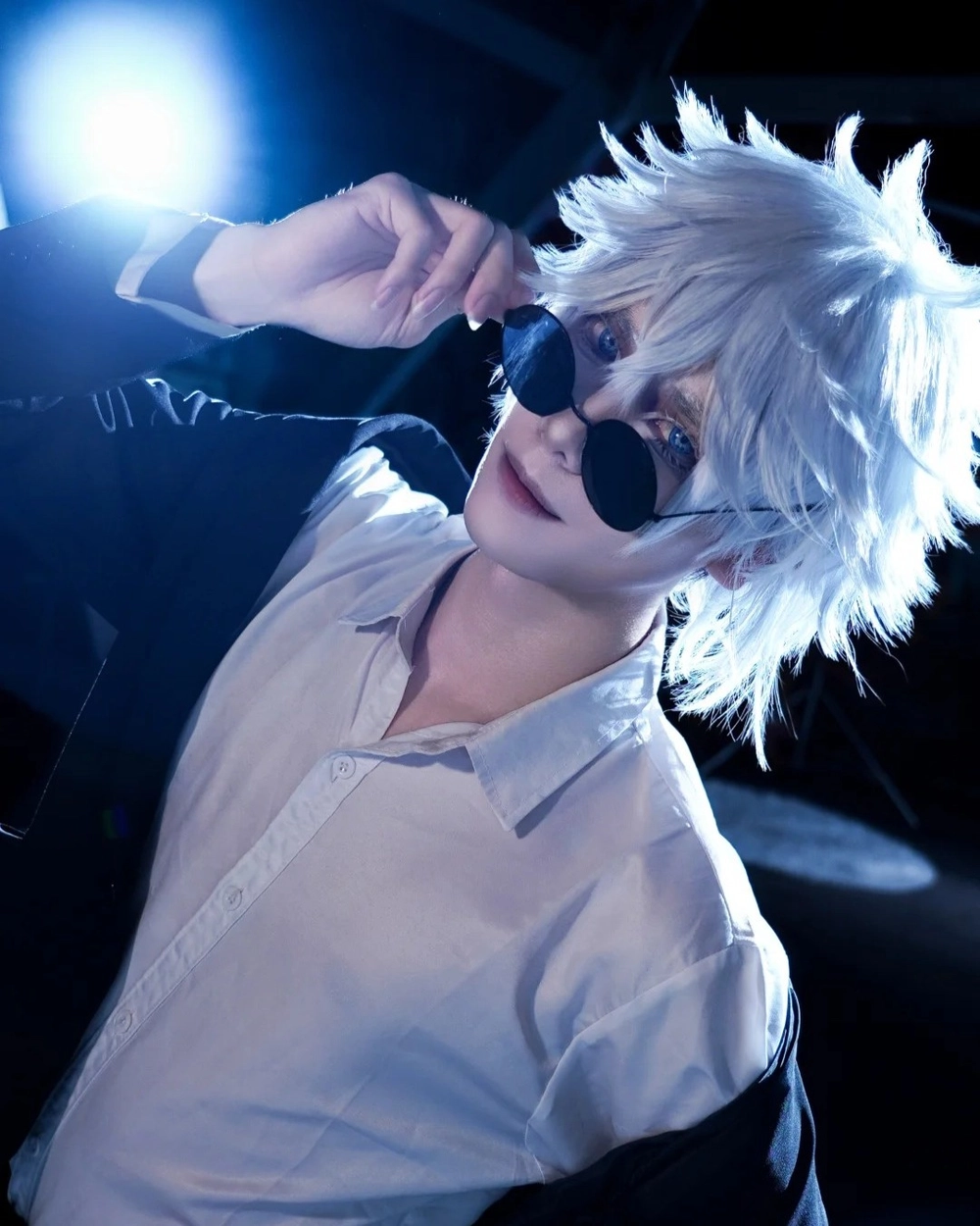 gojo cosplay trong jujutsu kaisen 