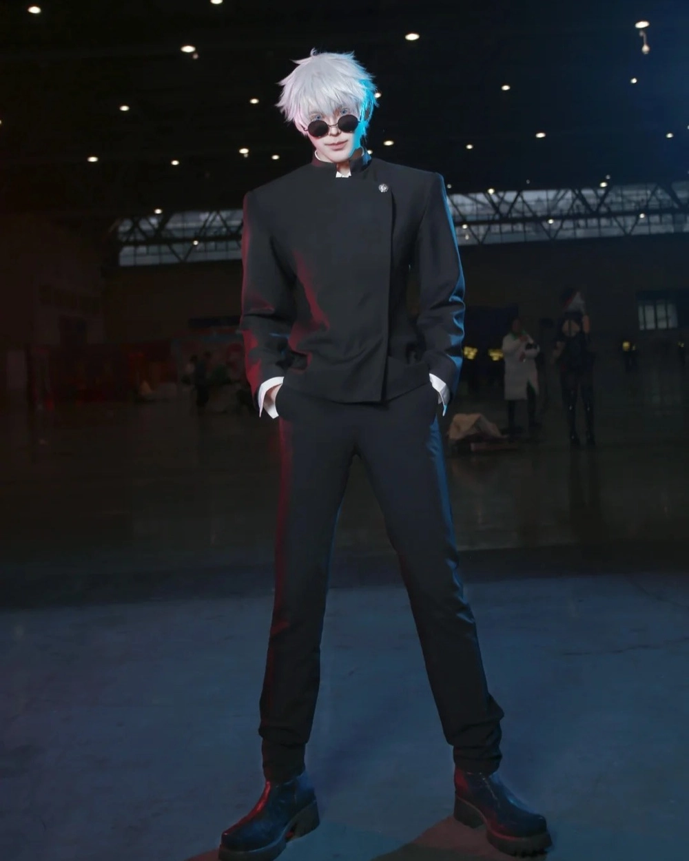 cosplay gojo satoru với áo khoác đen 