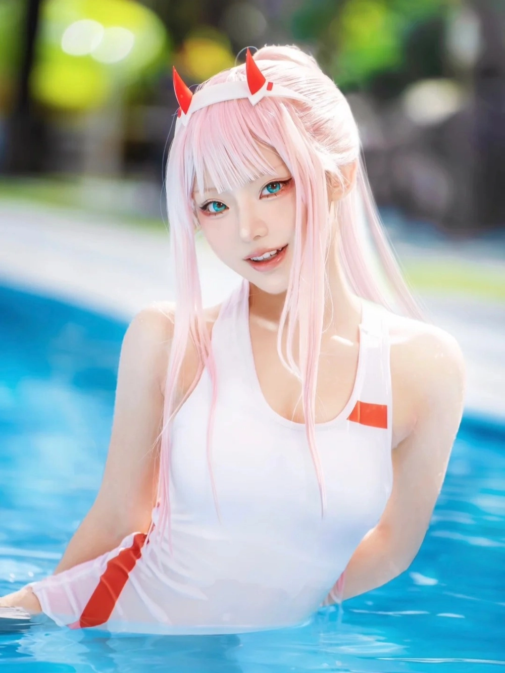 zero two cosplay trên nền biển hoàng hôn