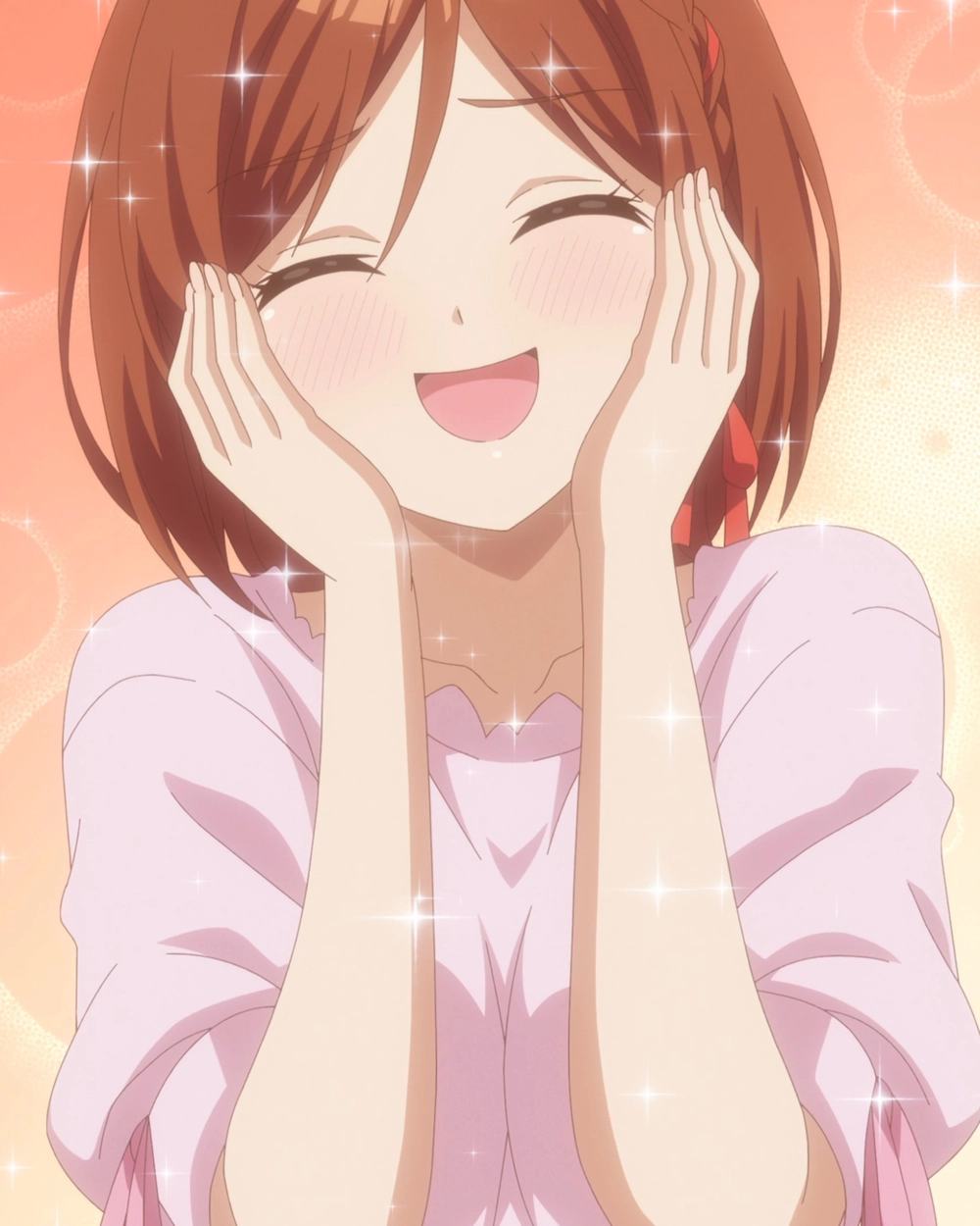 ảnh akane sakuramori cười nhẹ