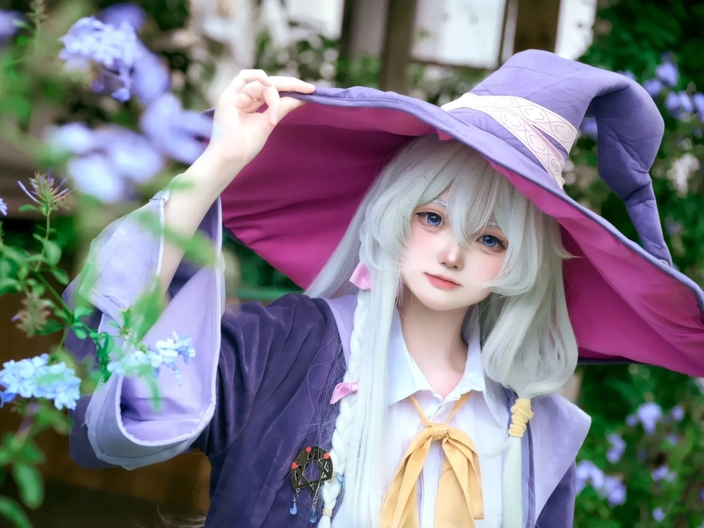Hình cosplay elaina ngoài phố
