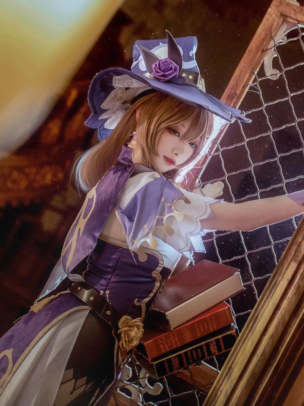 cosplay Lisa Genshin Impact ngoài đời thực