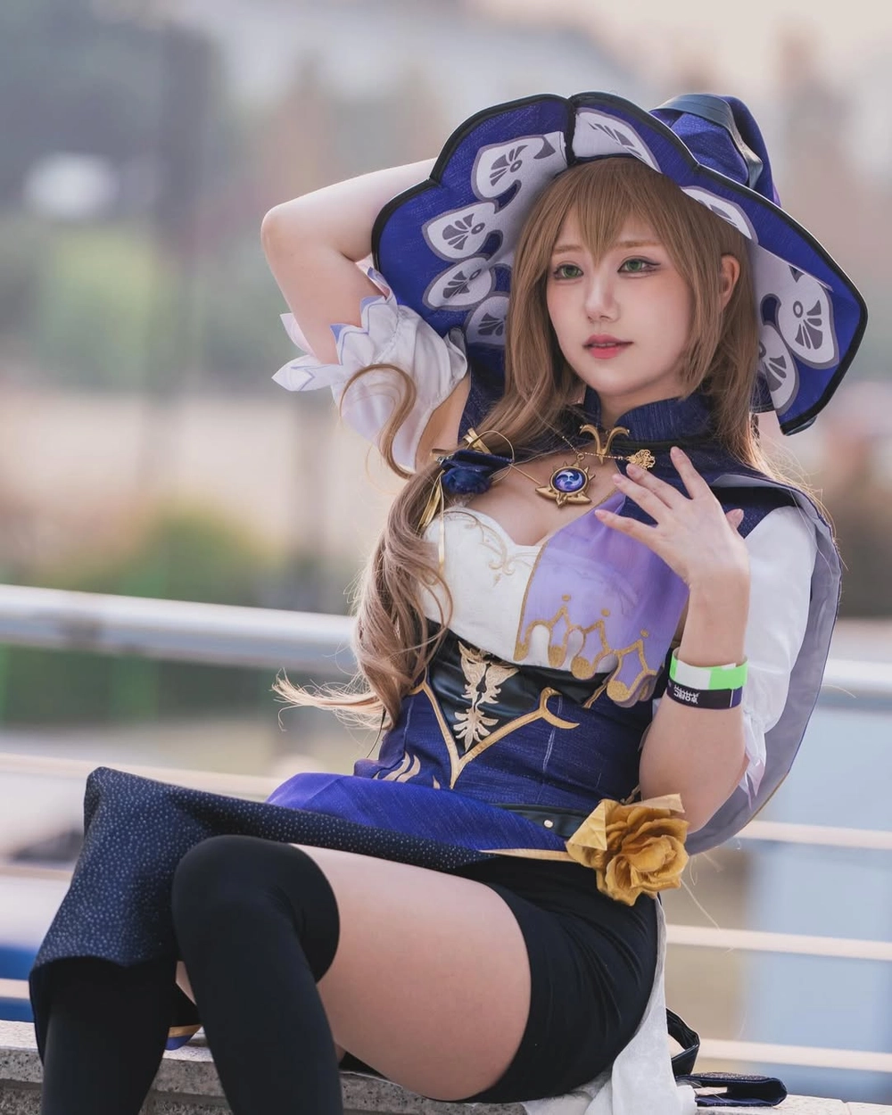 Lisa cosplay Genshin Impact style độc đáo