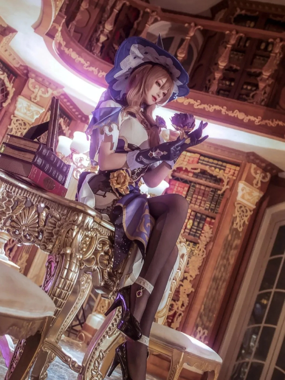 ảnh cosplay Lisa Genshin Impact hot girl