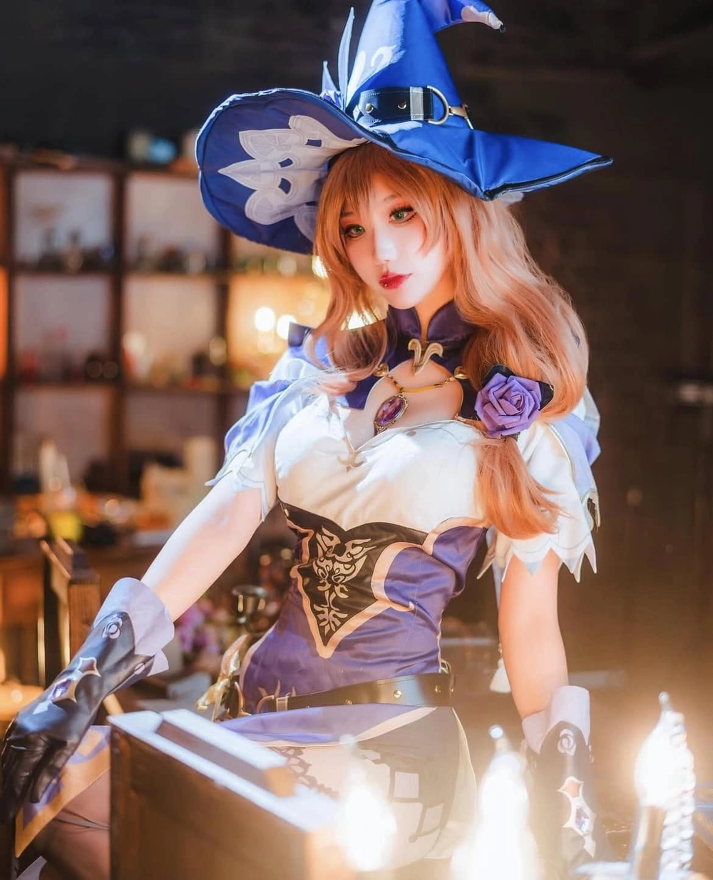 Lisa cosplay Genshin Impact nữ phù thủy