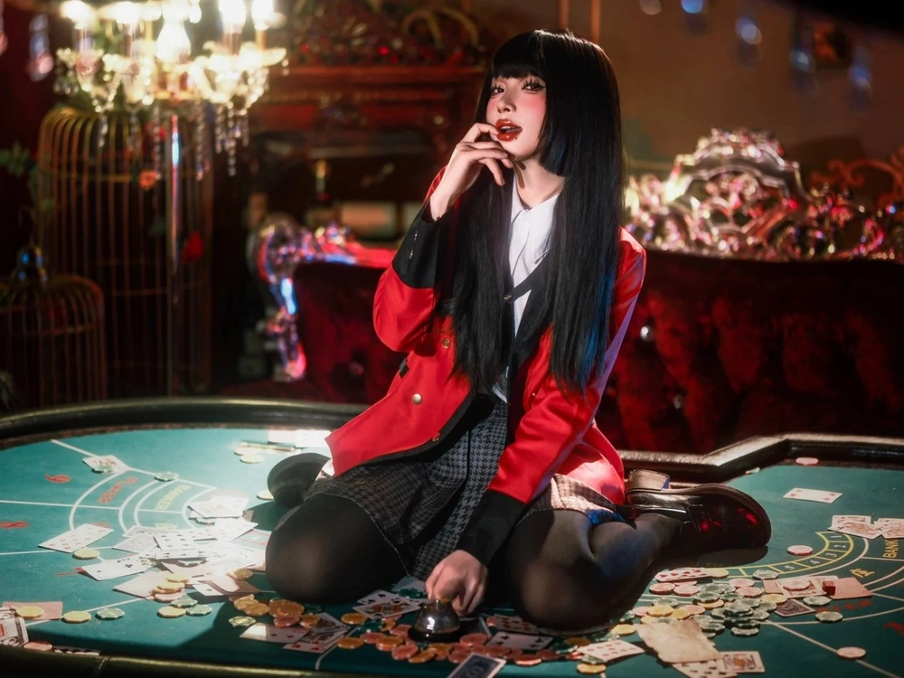 ảnh Yumeko cosplay với nụ cười bí ẩn