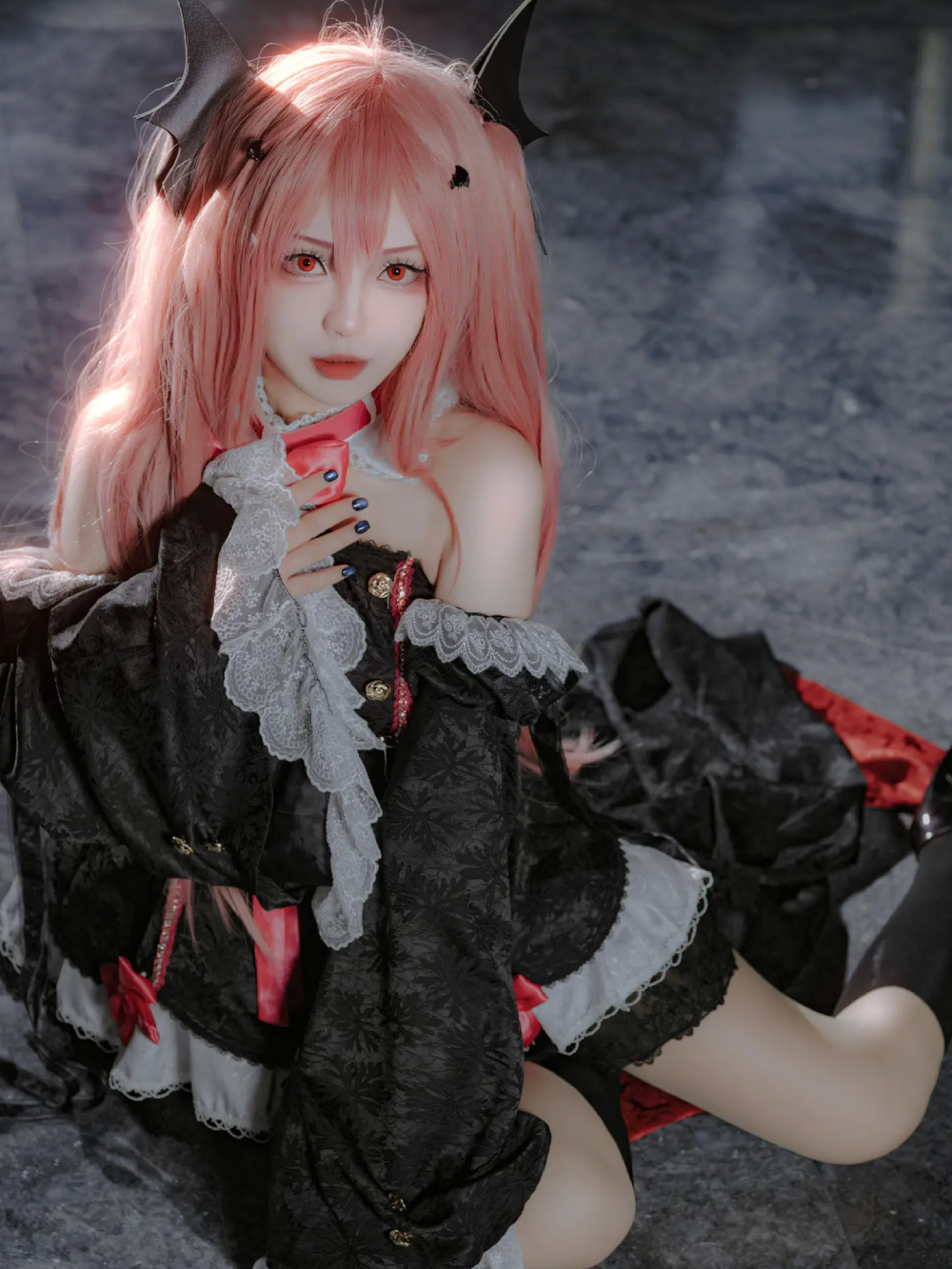 Krul Tepes cosplay áo ren đen