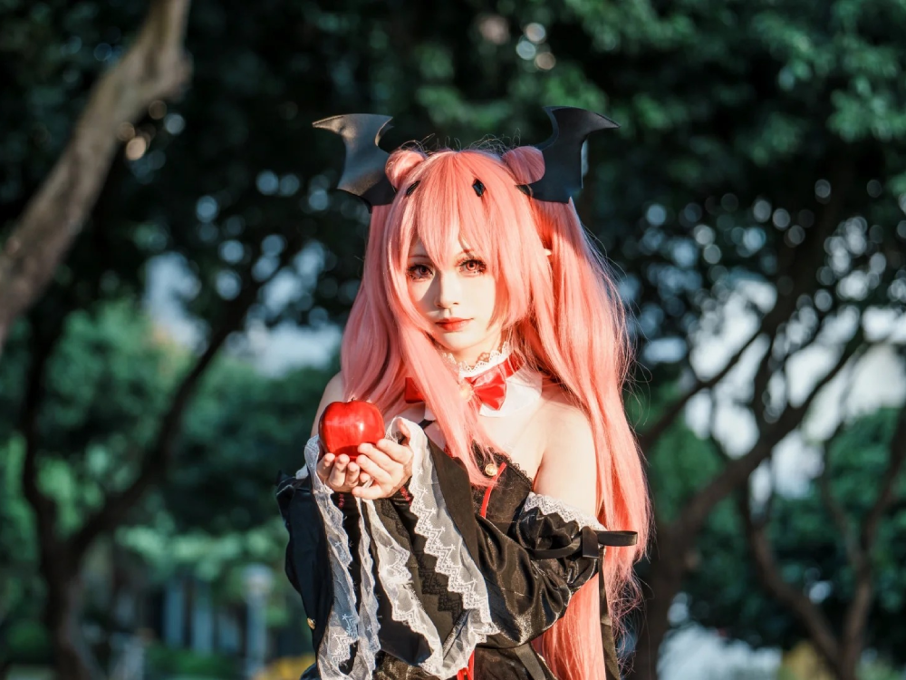 Krul Tepes cosplay trong rừng tối