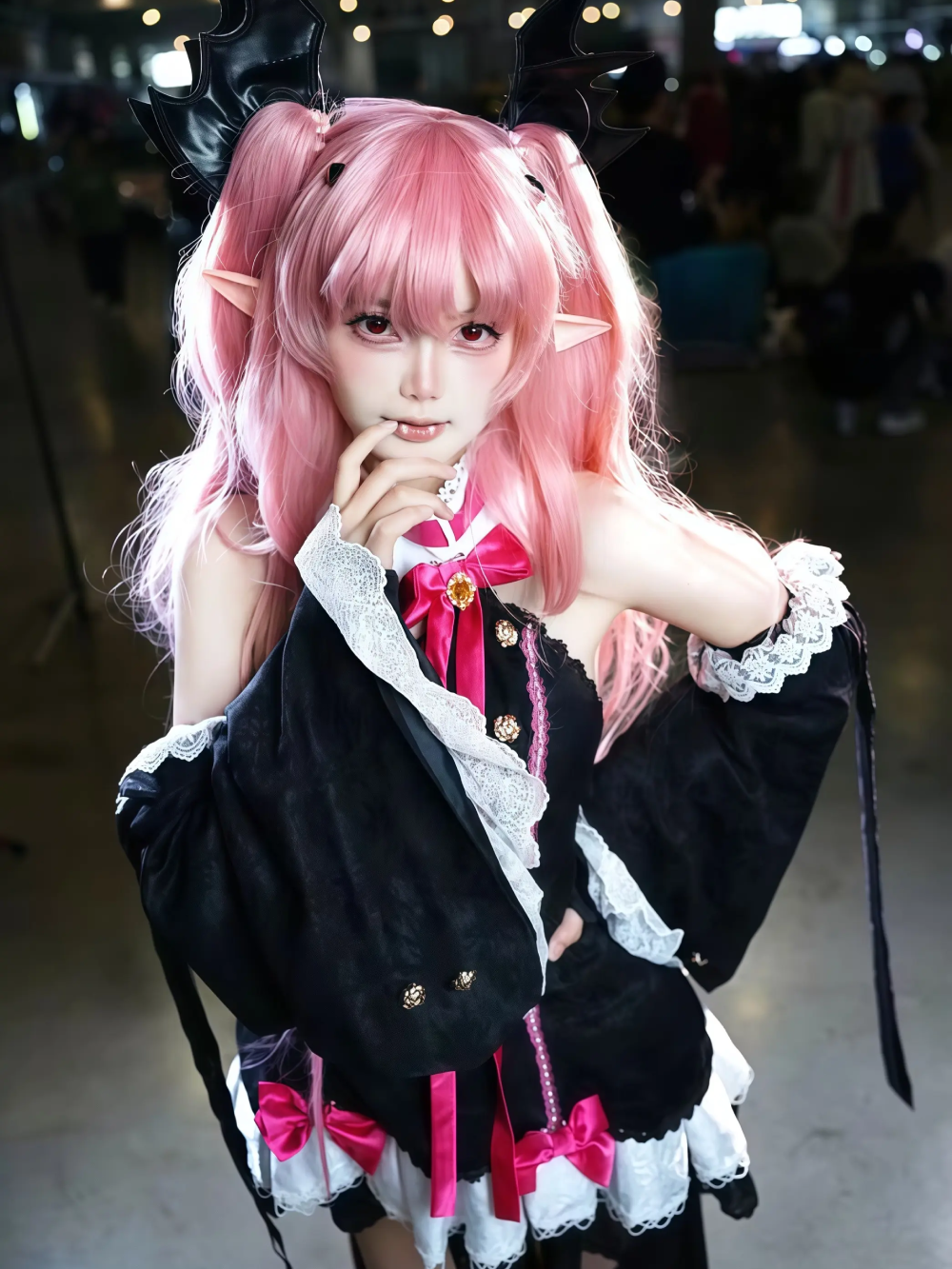 Krul Tepes cosplay trong studio