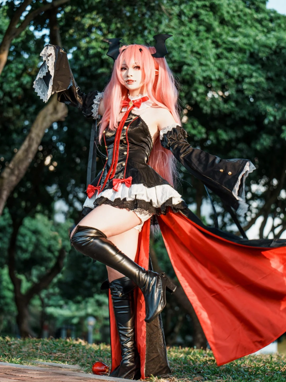 Krul cosplay đôi mắt ánh hồng
