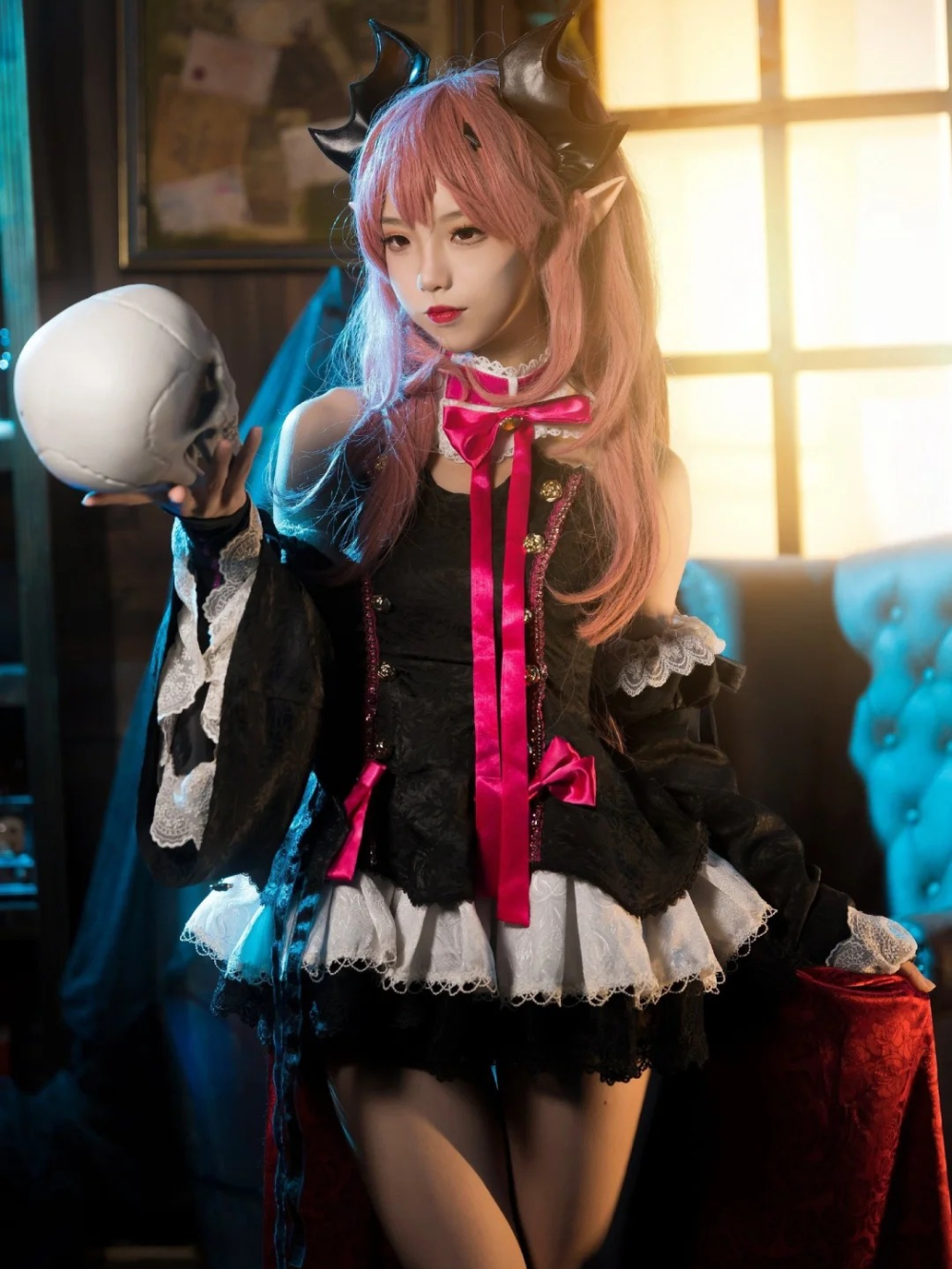 Krul cosplay tạo dáng bên cánh cửa