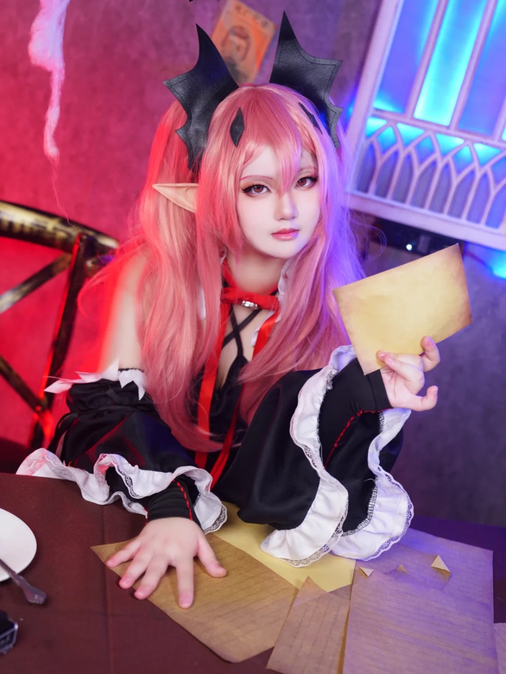Krul cosplay váy đen đỏ