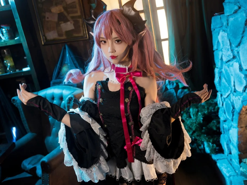 cosplay Krul Tepes ngồi trên ghế