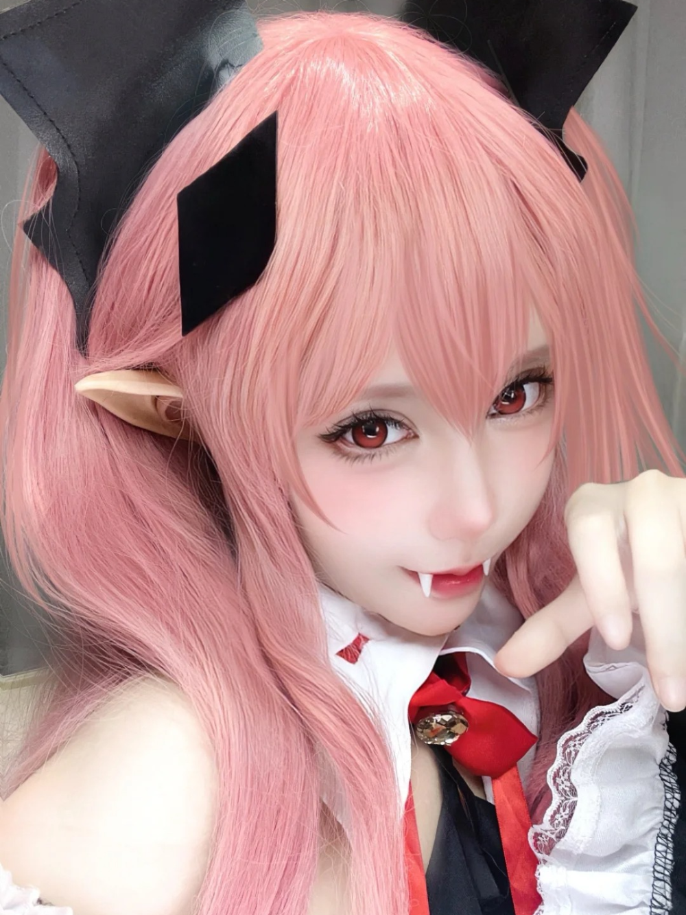 cosplay Krul ánh nhìn sắc