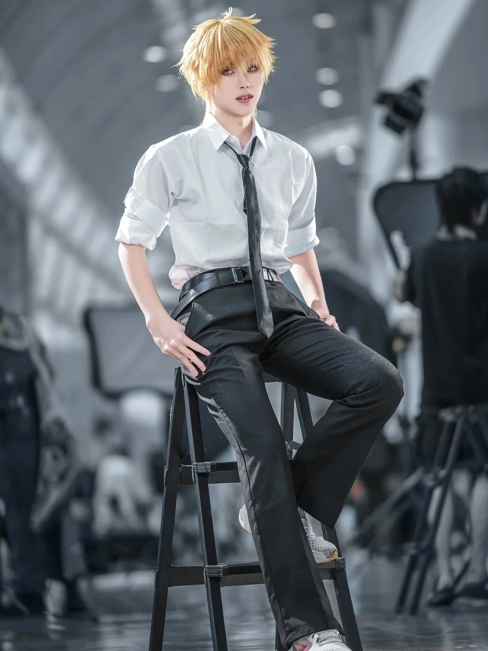 ảnh chainsaw man cosplay ngoài trời