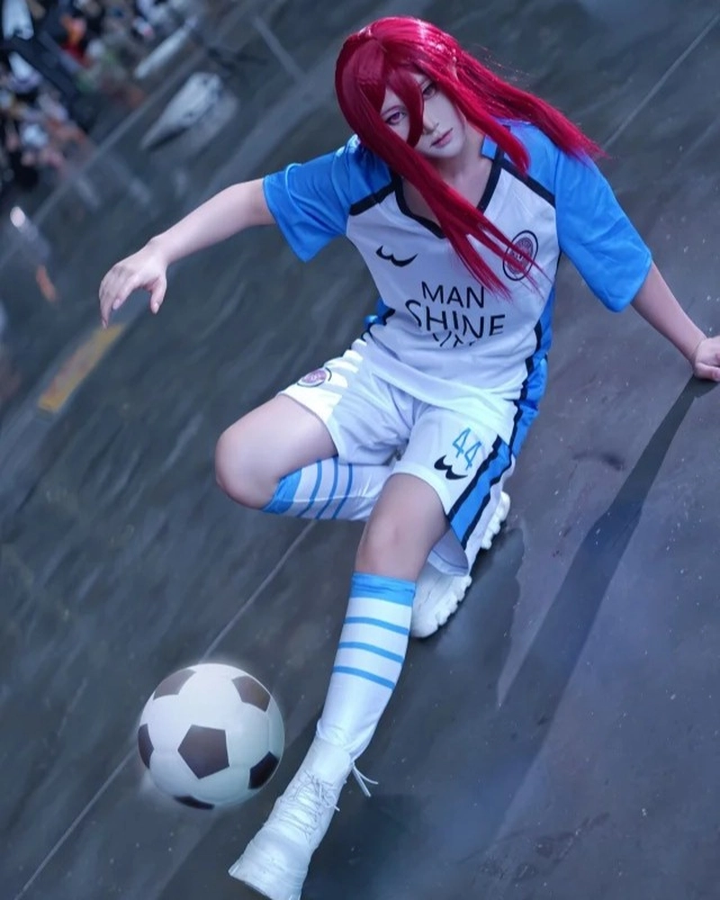 ảnh cosplay blue lock tạo dáng độc đáo