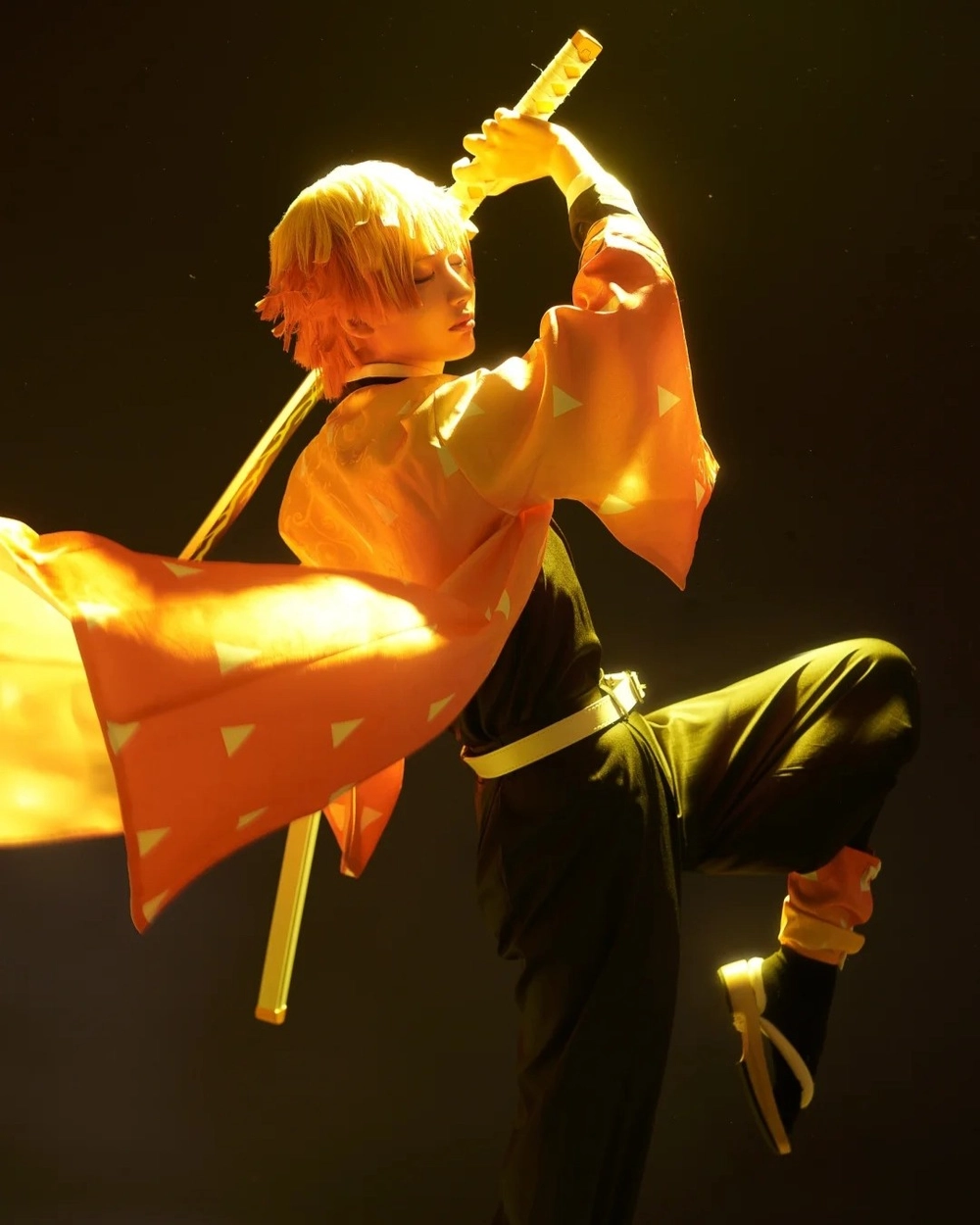 ảnh cosplay zenitsu góc nghiêng