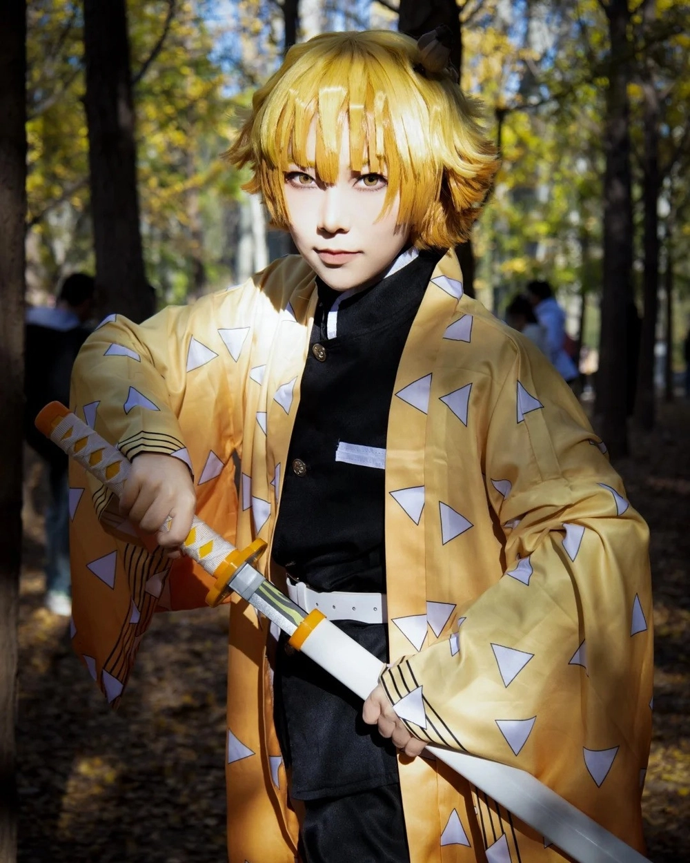 ảnh zenitsu cosplay ngoài trời