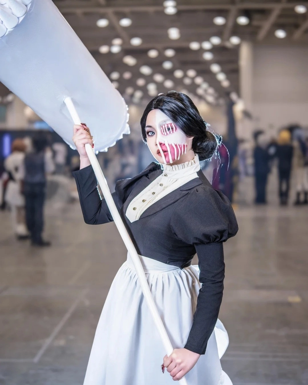 cosplay attack on titan với đạo cụ chuẩn