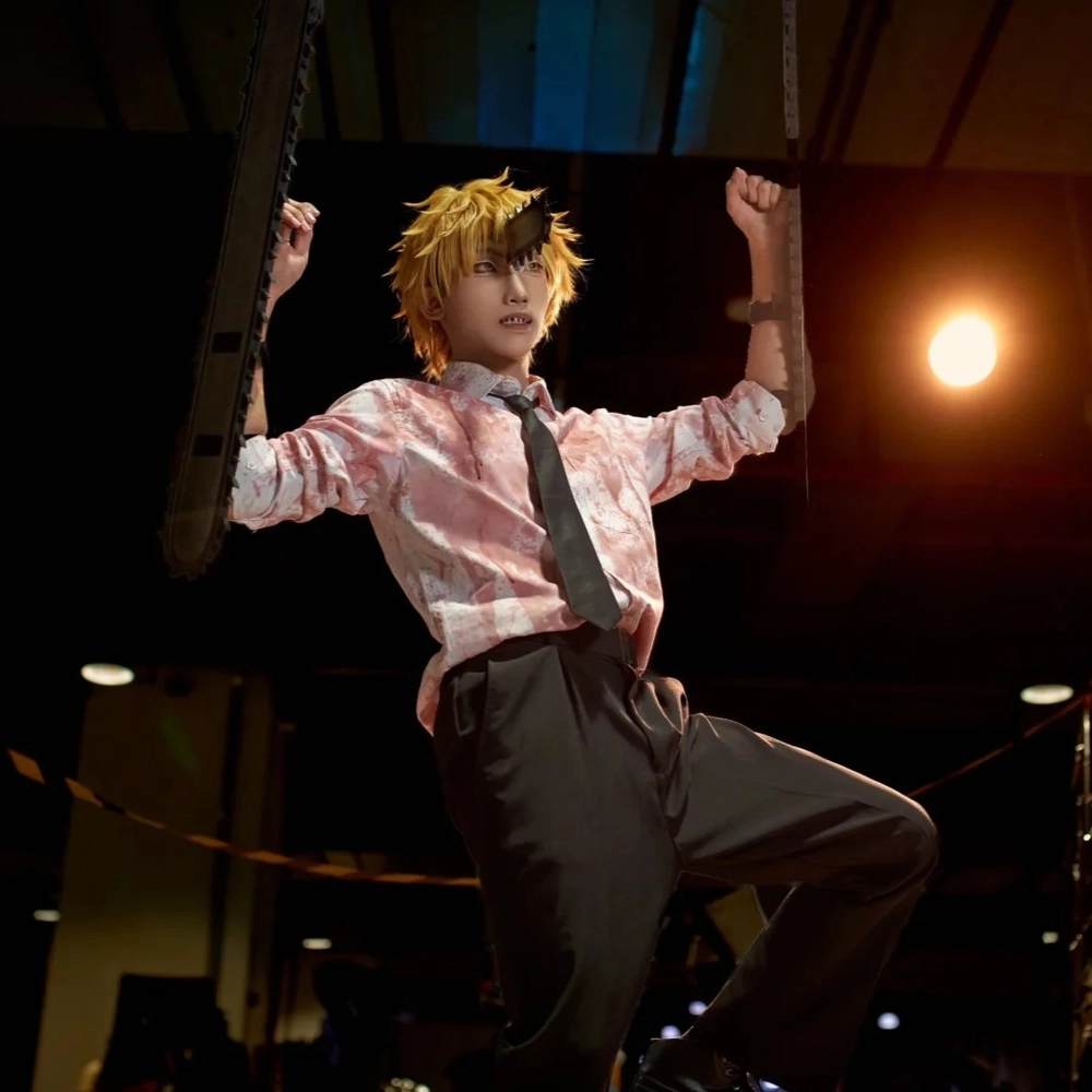 cosplay chainsaw man ngoài trời