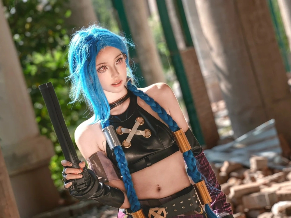 cosplay jinx tạo dáng chiến đấu