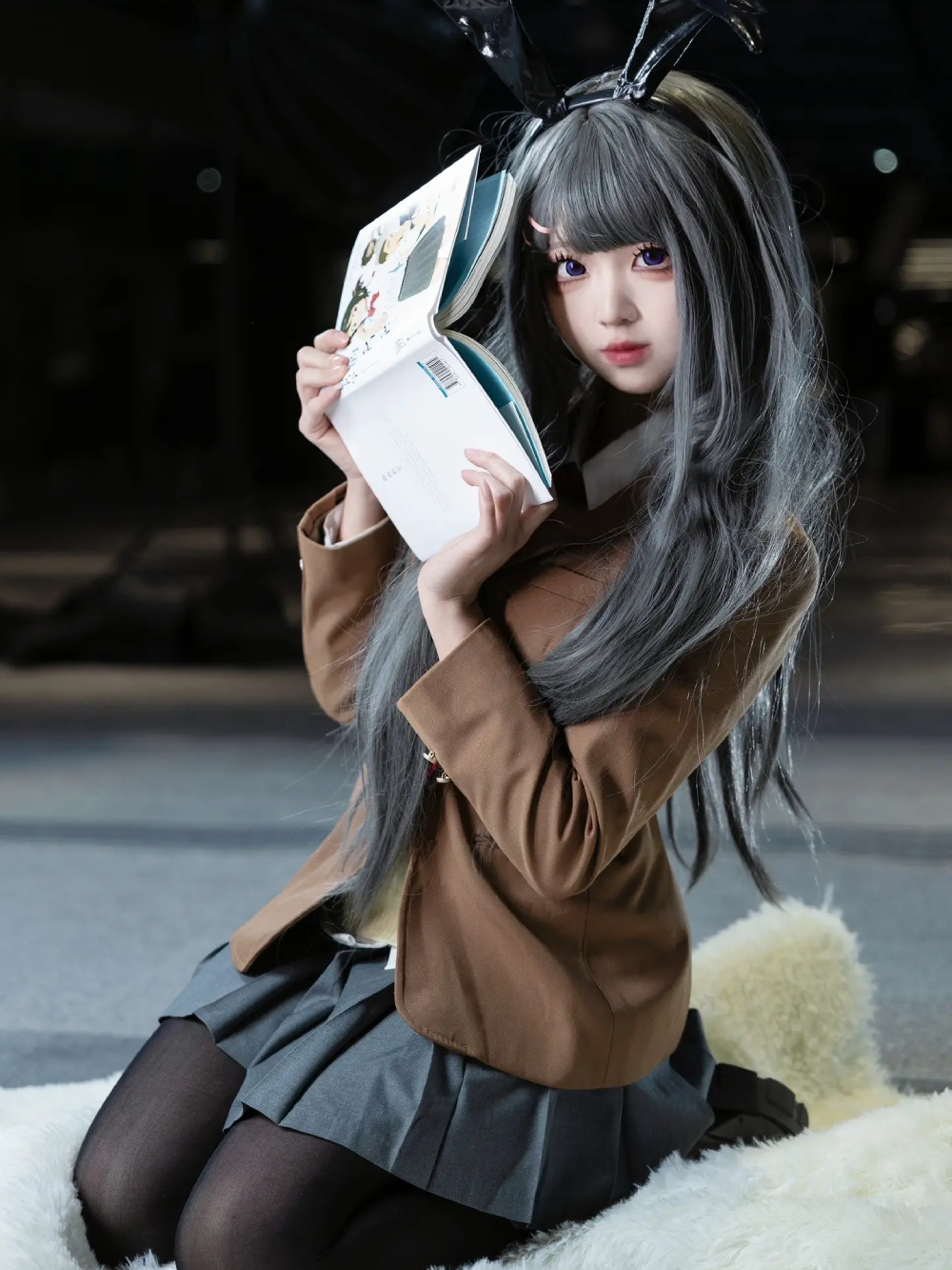 mai sakurajima cosplay dáng ngồi