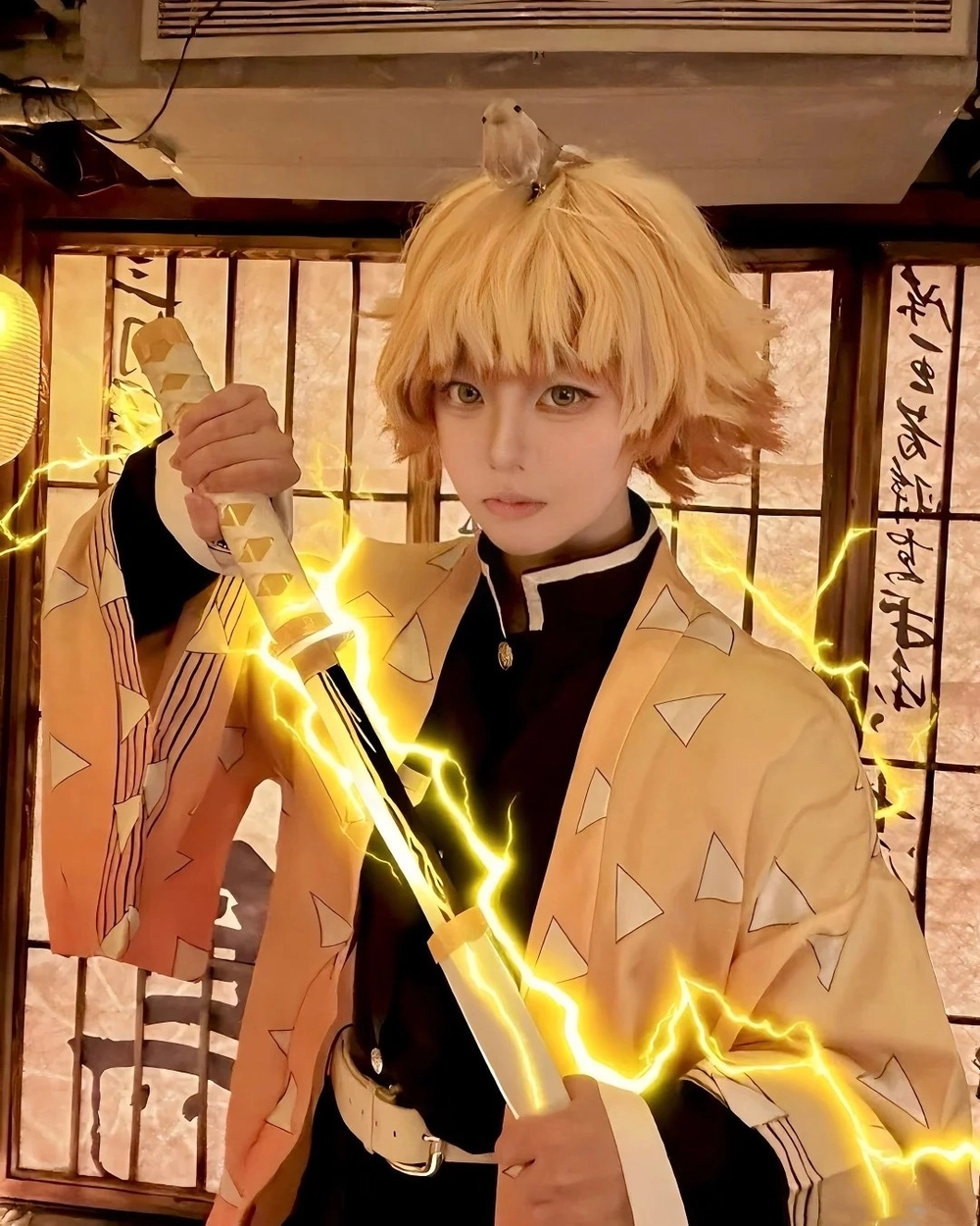 zenitsu cosplay ánh sáng nghệ thuật