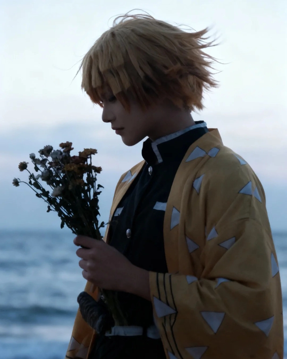 zenitsu cosplay phiên bản anime
